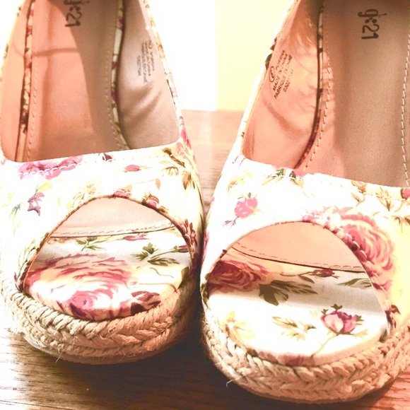 Floral print wedge shoes - Picture 5 of 8